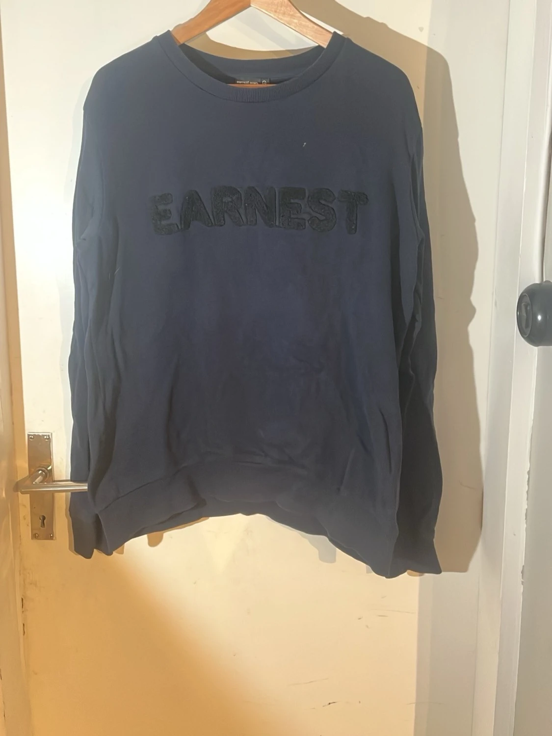 Mörkblå sweatshirt med EARNEST-tryck