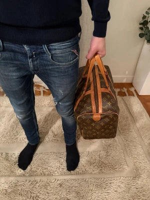 Lv säg soupel 30 väska - Tjabba! Säljer nu denna LV sac soupel 30 väskan! Den är i ett bra skick 8/10, en liten defekt! Ny pris 21k! UNISEX! Om ni undra något så är det bara att höra av sig!😀