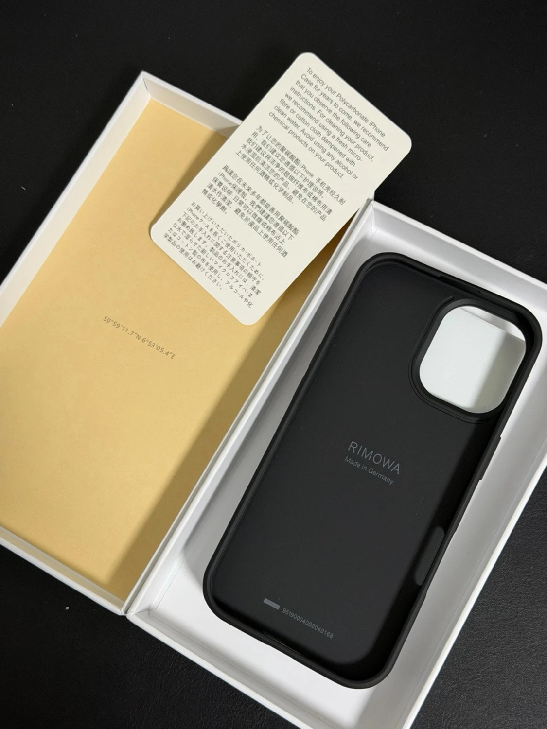 Rimowa iPhone 17 svart mobilskal - 1