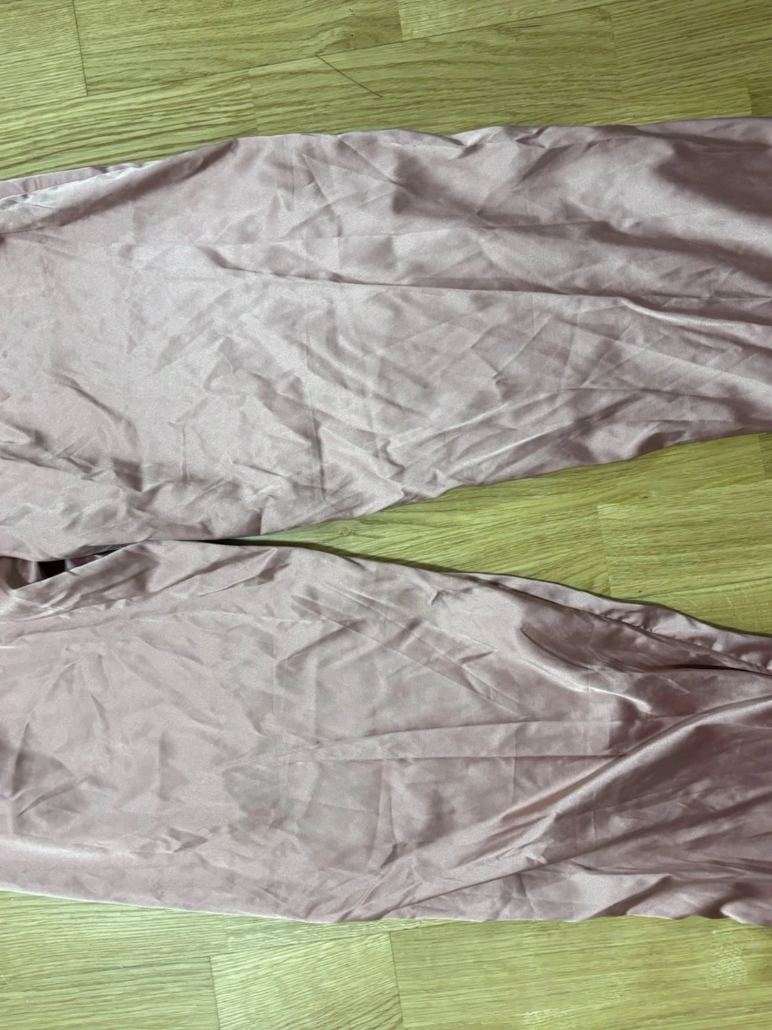 Rosa satinpajamasbyxor med spetsdetalj - 2