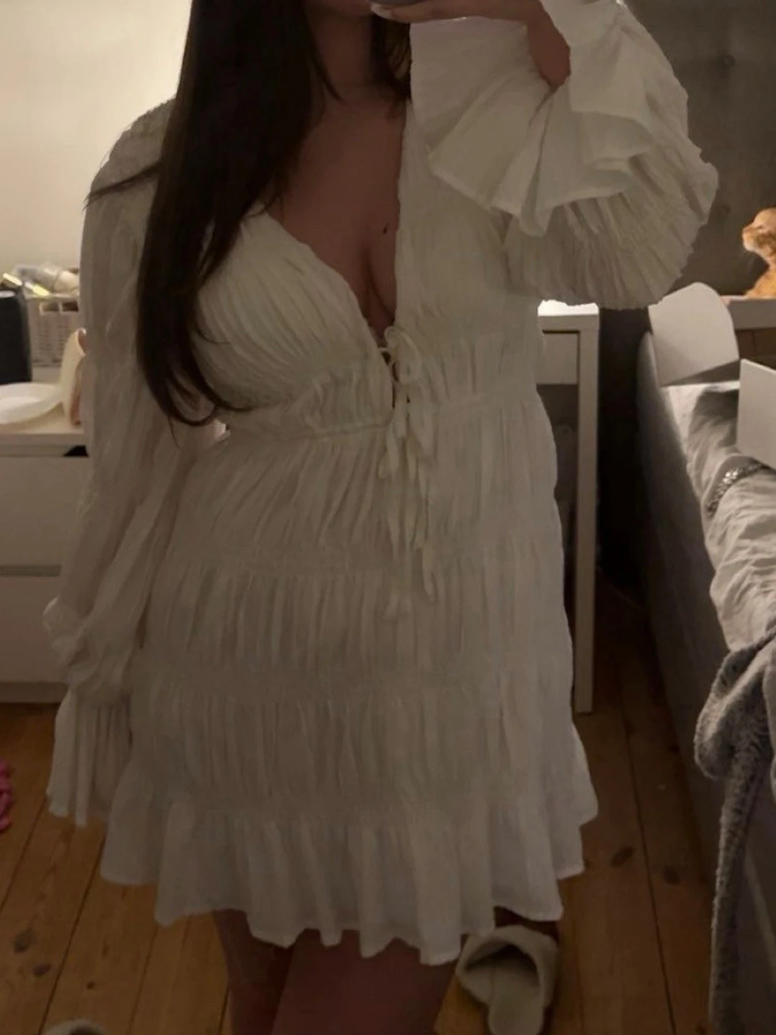 Vit klänning med volangdetaljer - 91