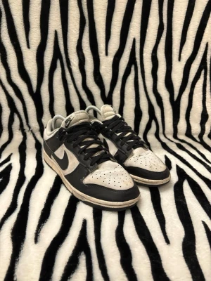 Nike Panda Dunk - Panda Dunks skor från Nike i storlek 42 | Lazrad och klara för användning medföljer gör boxen ✅| Frakt inom 1-3 dagar 📦| Inga större defekter mer än dem lite smutsiga och boxen skadad annars toppen bra ❌| Löser gärna tvätt vid köp | Hör av dig vid minsta fundering eller mer bilder 😌