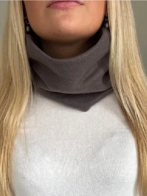 Buff mörkgrå - ash - 🩶Mörkgrå fleece buff- ash. Handgjorda av vårat uf företag - Beyondbuff. Det finns ett begränsat antal så hör gärna av dig innan du köper🩶🩶Mått: 17 höjd, 27 bredd (rakt över)