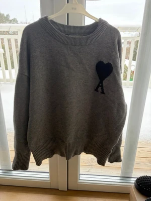 Grå Ami Paris tröja - Snygg tröja alla kan ha men tyvärr är den för liten för mig, pris kan diskuteras i dm