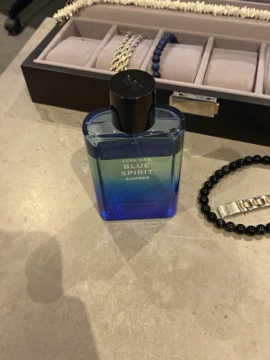 Parfym  - Parfym från Zara köpt i spanein luktar gott passar. Bra till sommaren säljer då jag har två andra 