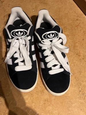 Adidas campus  - Adidas Campus – helt nya  Storlek 43,5 Aldrig använda, helt nya. Inte min stil – därför säljs de.   Ingen kartong  100 % äkta  Snabb affär prioriteras 💸 Skriv vid intresse! 