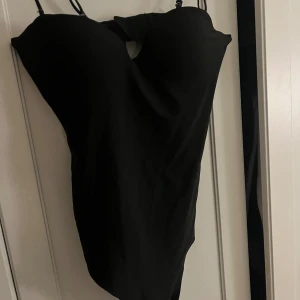 Hm push up body  - Body från hm köpte från Vinted med prislapp på och har använt en gång men säljer då den är för liten för mig 💗storlek 75A