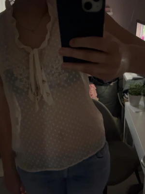 Genomskinlig beige blus - Säljer en genomskinlig blus från vero Moda. Den är lite slite som man kan se på bild 3. Hoppas ni är intresserade. Skriv vid frågor eller pris. Jag har använt den 1 gång. 