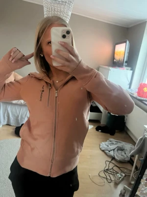 Rosa ziphoodie från Sailracing - Säljer min zip från sail racing, i storlek xs, kontakta för mer info 💓💓