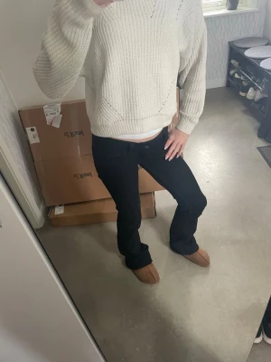 H&M stickad tröja med detaljer - Jätte söt och varm stickad tröja med detaljer, perfekt på vintern eller om man bara slänga på sig något varmt och skönt💕⭐️ jag är 164 och den passar mig perfekt🧚‍♀️🍪