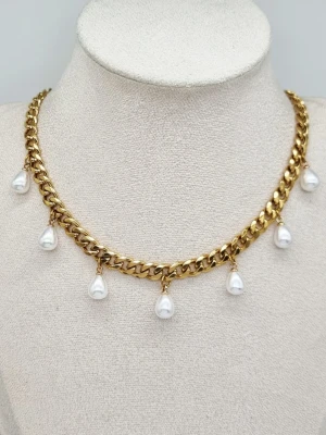 Guldpläterat halsband med pärlor  - Material- guldpläterat rostfritt stål.  Kedjetjocklek-7mm. 