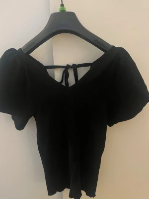 Svart only tröja - Fin svart tröja från only med puffiga armar, knappt använd 