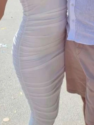 Vit enaxlad Midiklänning  - Säljer en vit, enaxad midiklänning med rynkade partier. Klänningen har ärmlös design och figurnära passform som framhäver siluetten. Perfekt för dig som gillar en stilren och modern look. Studentklänning 