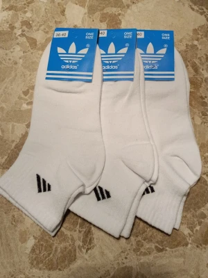 Vita ankelsockor från Adidas  - Mycket fina strumpor som är jättesköna. Nya med etikett. Prislista följer nedan. Meddela mig vid hur många par ni vill ha.        1 par: 34 kr. 2 par:64 kr. 3 par: 96 kr