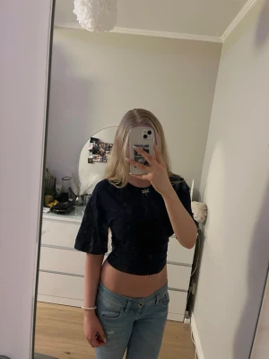 Mörkblå croppad topp med vida ärmar - Snygg mörkblå croppad topp med vida korta ärmar och lätt rynkade sidor. Perfekt till jeans eller kjol för en trendig look. Mjuk och skön bomullskänsla, enkel att matcha med olika stilar. Storlek xs💗