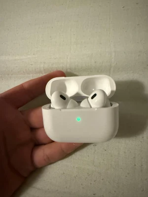 Apple AirPods Pro trådlösa hörlurar - Säljer ett par vita Apple AirPods Pro med laddningsetui. De är kompakta, har silikonproppar och en stilren design i blank plast. Perfekta för dig som vill ha grymt ljud och smidig anslutning till din iPhone eller andra Apple-enheter.