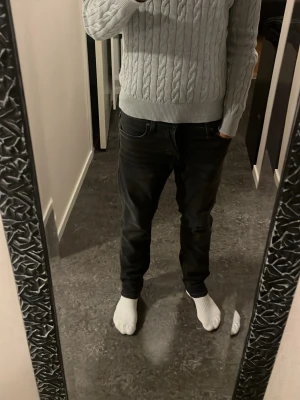 Jack and Jones Svarta Slim/Glenn jeans 29/30 - Säljer ett par svarta Slim/Glenn jeans från Jack & Jones i storlek 29/30. Jeansen har en slim passform, klassisk femficksdesign och knäppning fram. Materialet är mjukt och stretchigt jeans-tyg som sitter snyggt längs benen. Använd en gång så i nyskick