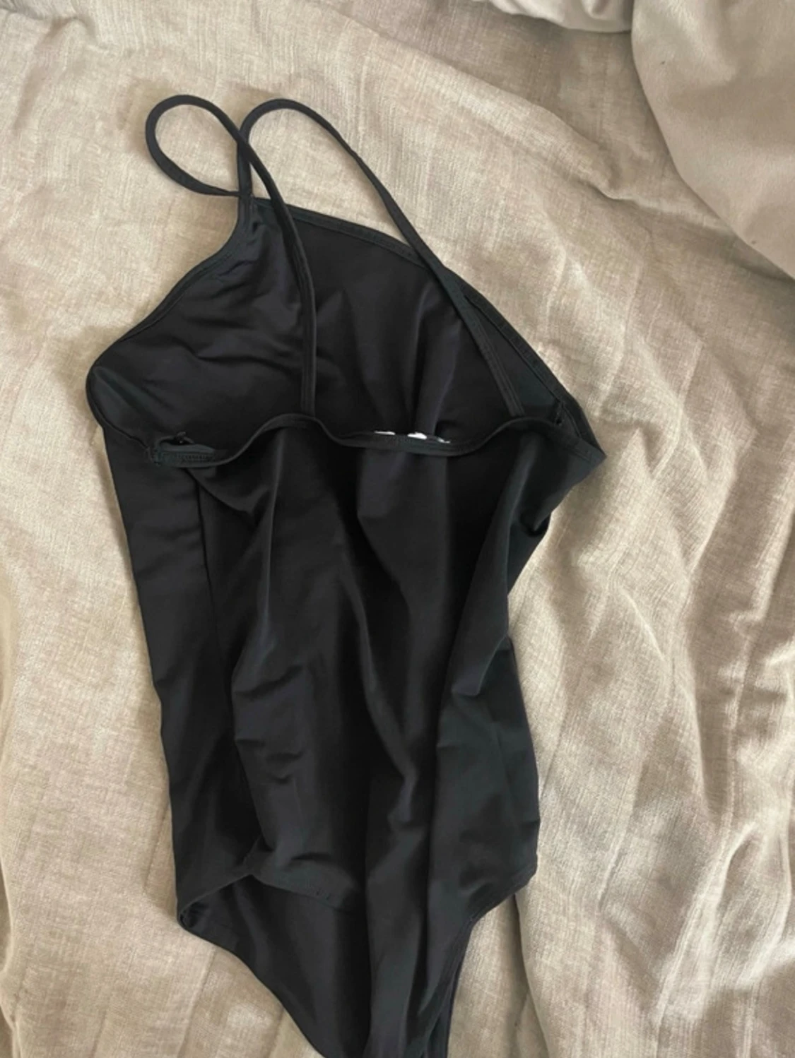 Svart body med smala axelband - 2