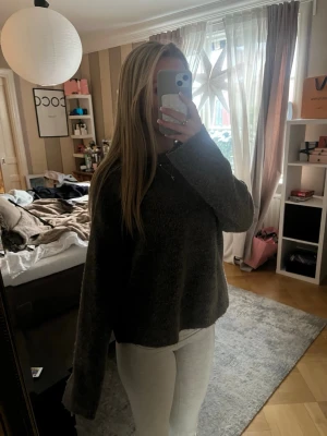 Mörkbrun stickad tröja - Mysig mörkbrun stickad tröja. Tröjan har en enkel rund halsringning och är perfekt för lager-på-lager-stil. Passar dig som gillar en avslappnad look.