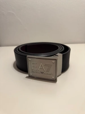 EA7 Emporio Armani Bälte - Riktigt sjyst bälte ifrån EA7, skick 9-10, använt 1 gång, finns tillägg av hål (sista bilden), tags följer med bältet, köpt på deras hemsida. Nypris 8-900 kr. PM för frågor och funderingar! 🌟Kan gå ner i pris vid snabb affär!
