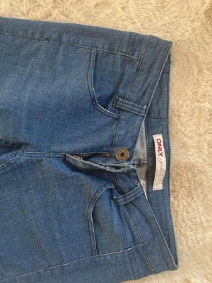 Blå bootcut jeans från ONLY - Super snygga low Rise bootcut jeans från only. Säljer pågrund av en för stor storlek💕annars i gott skick.