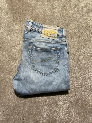 Jacob Cohen Jeans - Hej! Säljer nu dessa väldigt snygga och eftertraktade Jacob Cohen jeans! Jeansen är i modell 622 som motsvarar den mest populära slim fit passformen. Jeansen passar perfekt nu till vinter och vår. Storlek 32 Nypris: 6000 kr Säljs för: 849 kr 