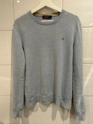 Morris tröja  - En tvär snygg Morris tröja! Nypris 1199, knappt använd, mycket bra skick. Storlek s herr. Bara att skriva ifall ni har frågor, sitter svin bra i armarna och bra till kroppen. Pris kan diskuteras! 