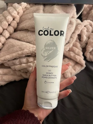 Treat My Color Silver Color Masque - Silverfärgad hårinpackning från Treat My Color med honung, sheasmör och granatäpple. Ger sval ton till blont eller grått hår och vårdar samtidigt. Kommer i en vit tub på 250 ml. Mindre än halva kvar men den är super bra bästa inpackningen som ger toning jag haft. Men är brunett nu🤣