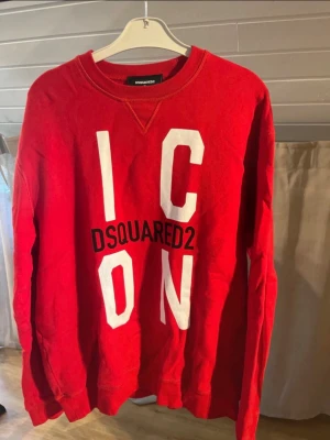 Röd sweatshirt från Dsquared2 ICON - Dsquared2 ICON sweatshirt   Säljer en Dsquared2 ICON-tröja i storlek XL, röd färg. Köpt som begagnad via Sampe v2, men knappt använd så riktigt fint skick.  ✔ Äkta ✔ ICON-modell ✔ Inga fläckar, inget slitet tryck  Nypris runt 3–4k Snabb affär prioriterp, men inga skambud tack 