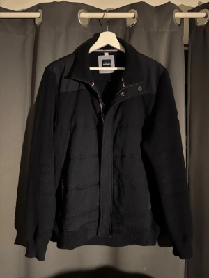 Unik cardigan - Tja, säljer en unik cardigan från Engbergs. Storlek M. Skick 10/10, aldrig använd. Nypris 4000, mitt pris 479. Hör av dig vid frågor o funderingar!