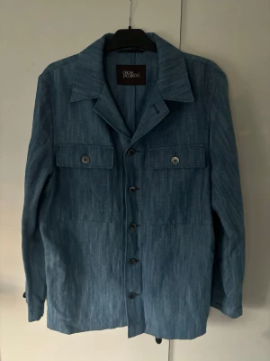 Oscar Jacobson overshirt denim - Helt sinnesjukt snygg unik populär jeans Oscar Jacobson overshirt i storlek L. Grym passform och i nyskick! Inga defekter alls utan helt ny!