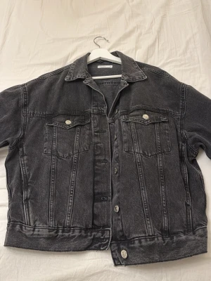 Jeans jacka  - Jeans jacka oanvänd från Gina tricot 