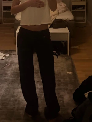 Bruna lågmidjade byxor - Säljer ett par svarta bootcut jeans med låg midja. Jeansen har klassisk femficksdesign och är tillverkade i mjukt tyg som ger en skön passform. Perfekta för dig som gillar en tidlös och avslappnad look.