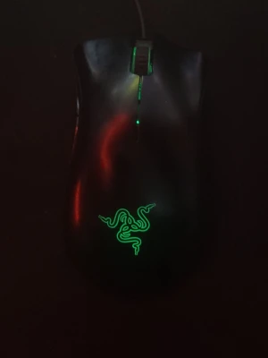 Razer deathadder essential gamingmus  - Säljer en svart gamingmus från Razer med grön LED-belysning tested endast för funktion fungerar bra.