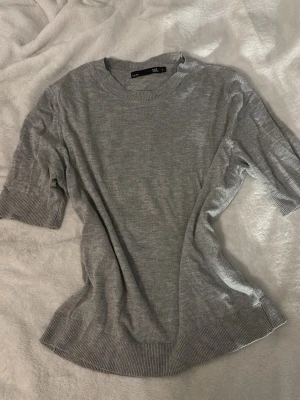 Lager 157 kortärmad tröja grå - Säljer en kortärmad tröja i nyskick:) Otroligt snygg till jeans eller kostymbyxor. Storlek M men sitter som en S.