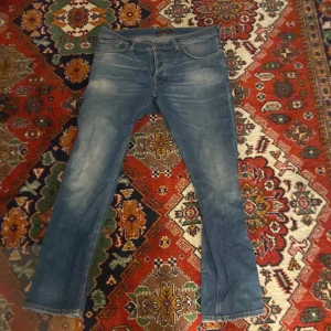 Blå raka jeans från Levi's - Nudie jeans med perfekt nivå med slitningar. Grim tim modellen