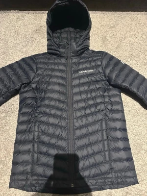 Peak performance dunjacka - En riktigt fin dunjacka som passar bra nu när det nalkas vår om nån månad! Extremt bra skick. Storlek: 160