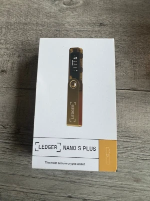 Ledger Nano S Plus kryptoplånbok - Ledger Nano S Plus är en hårdvaruplånbok i guld och svart för säker lagring av kryptovalutor och NFT:er. Den har en kompakt, USB-liknande form och skyddar dina digitala tillgångar offline. Nypris 649kr