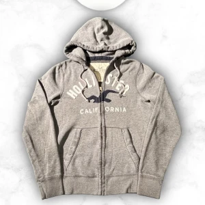 Grå hoodie från Hollister - Riktigt snygg hoodie från hollister som passar någon 175-185