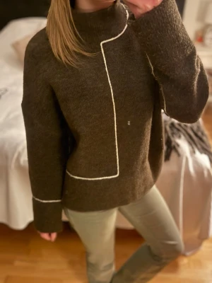 Stickad tröja - Jättefin stickad tröja med vita detaljer❣️Använd ca 5 gånger