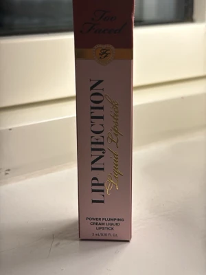 Too Faced Lip Injection Liquid Lipstick - Säljer ett Too Faced Lip Injection Liquid Lipstick i en snygg rosa-nude nyans.  Shade "It's so big!". Har bara testat färgen på min hand en gång.