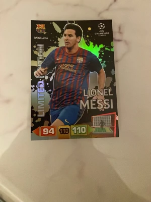Limited Edition Messi samlarkort - Samlarkort med Lionel Messi i Barcelona-tröja från Champions League. Kortet har holografiska detaljer, färgstark design och visar poäng 94, 110, 110. Perfekt för dig som gillar fotboll och samlar på sportkort.