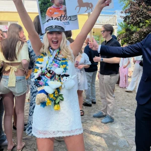 Super söt studentklänning - Gullig vit klänning, passande till studenten eller andra tillställningar. Från bubbleroom i strl M! 🤍