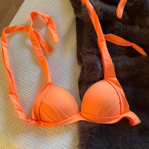 Orange bikini - Snygg orange bikiniöverdel med vadderade kupor och breda knytband,  HELT NY 