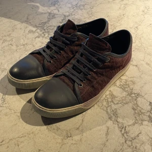 Lanvin  - Ett par snygga lanvins i vin rött med blå tå och sko snören 