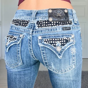 Miss me jeans - Midjemått: 37cm rakt över, innerbenslängd: 84cm 💕