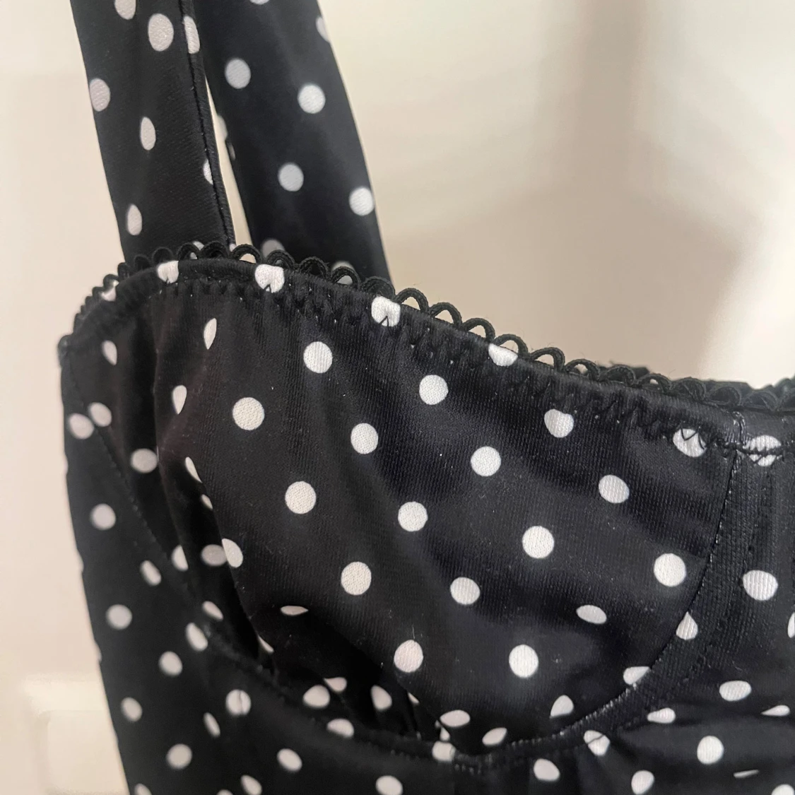 Svart korsett-topp med vita prickar - 2