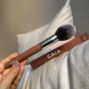 CAIA F10 sminkborste i brun - Säljer en CAIA F10 sminkborste. Helt ny, aldrig använd!🌶️