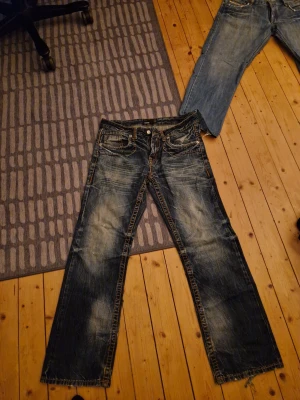 Smog jeans med slitningar - 33/32 i storlek, feta jeans med sköna slitningar