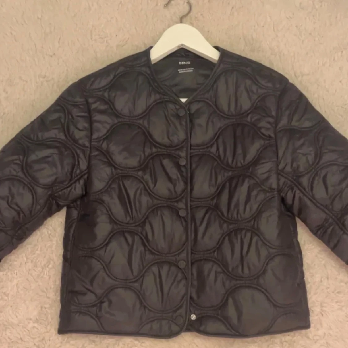 Svart quiltad pufferjacka från Mango - 1
